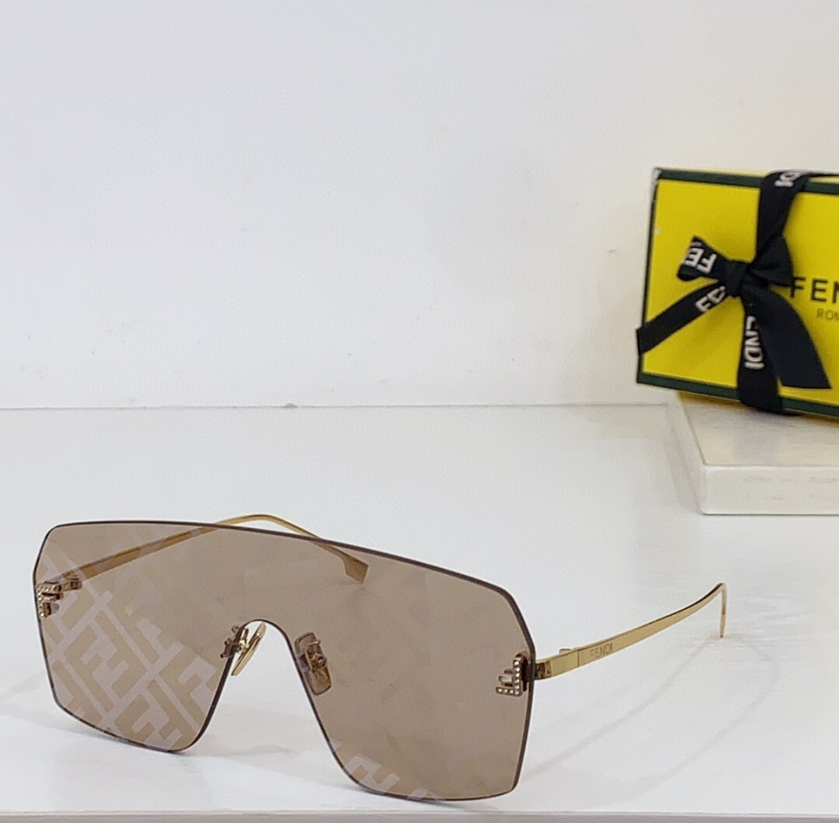 Lentes Fendi logo