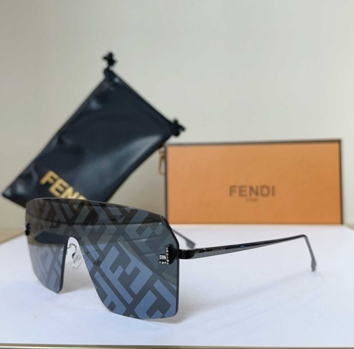 Fendi negro logo
